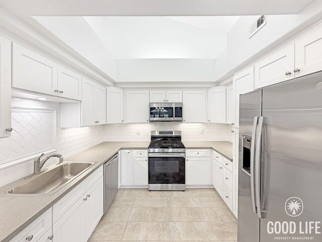 Building Photo - Comfortable 2BD/2BA Condo in La Jolla with Dual Garages, In-Unit Laundry & Pool Access Unit B