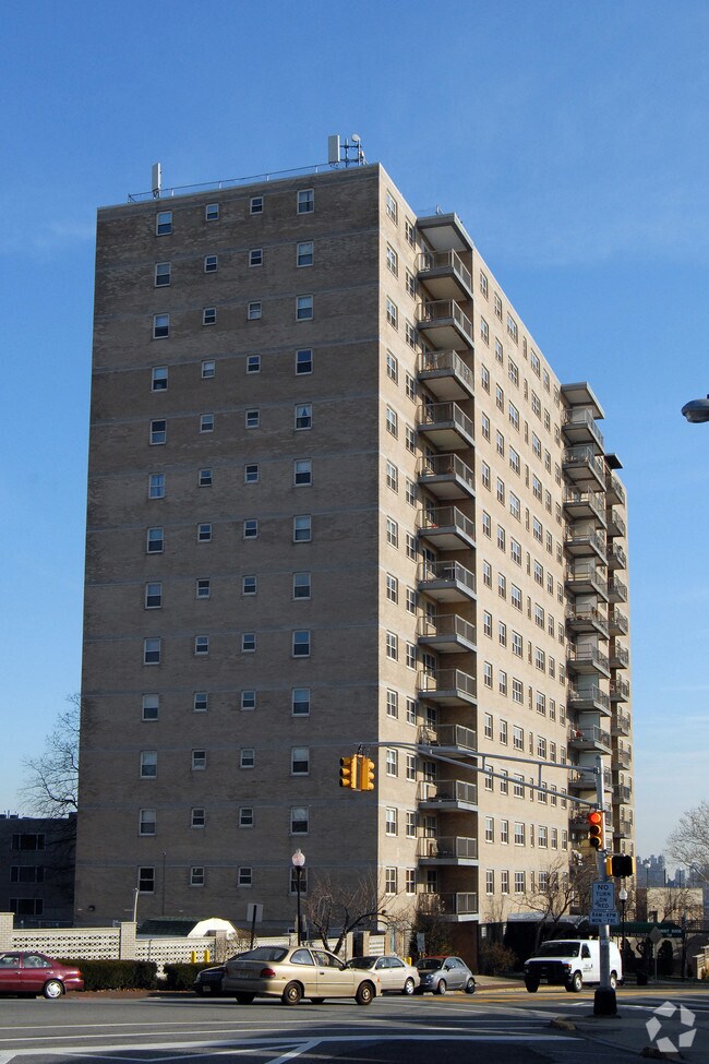 Summit House Apartments For Rent In West New York Nj Forrent Com