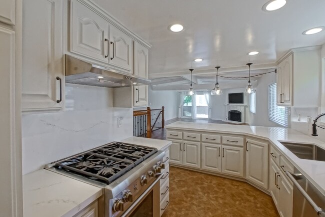 Building Photo - RECENTLY REMODELED, BRIGHT & AIRY 3BR2BA G... Rental