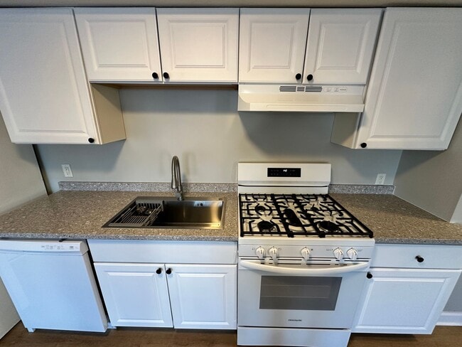 Photo - Updated 5-BR, 2-BA Apartment by the U of M Available! Unit 629 Oak St SE #2