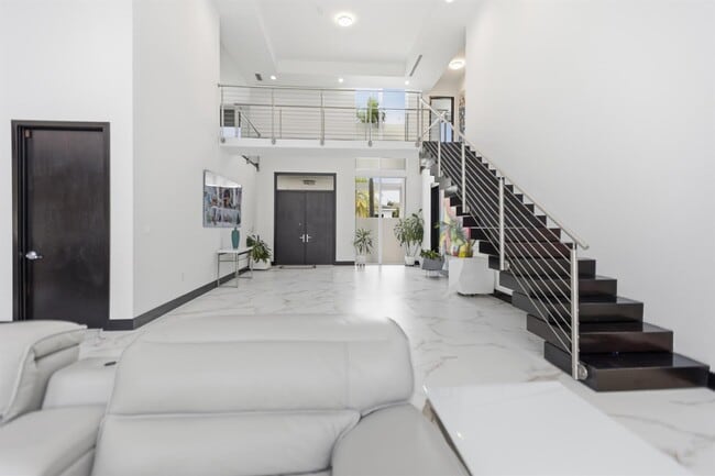 Photo - 284 NE 7th St