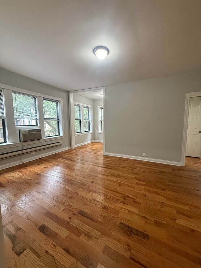 Photo - 3732 N Pine Grove Ave Apartments Unit 3728-2E