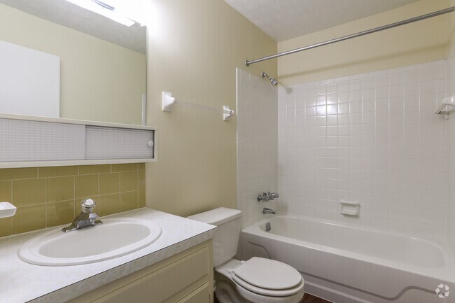 2 Bed/ 1.5 Bath Townhome - 950 Sq Ft