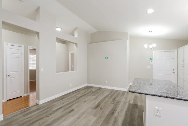 4220 Quilting Bear St