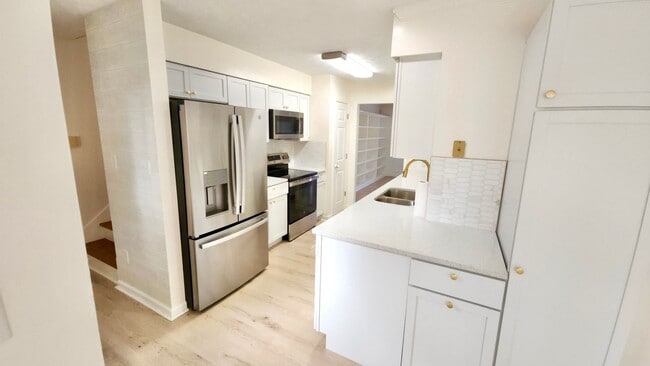 Photo - Knoxville 37920 - Completely Renovated 4 Bedroom, 4 Bath home - Contact Tanner Fee (865) 850-5103