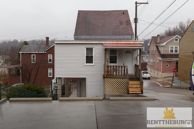 Building Photo - Updated 4BR 2 Full Bath House with Parking!