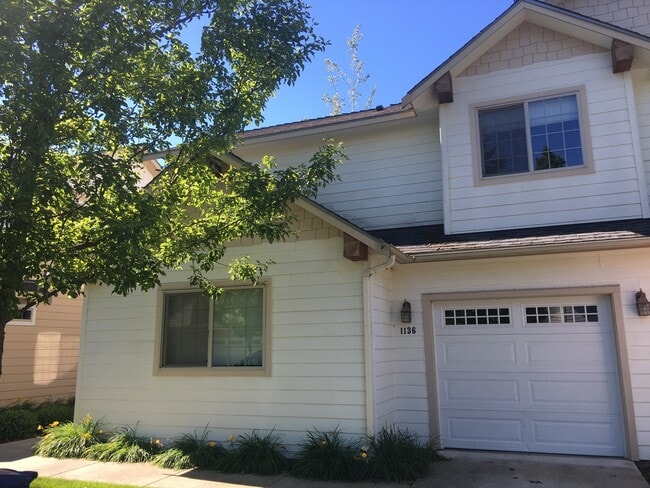 Lake Forest Townhouse - Lake Forest Townhouse
