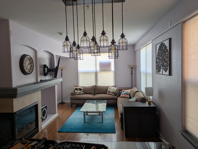 Living room - 1727 N Pearl St Unit 104