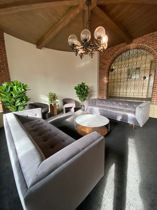 Seating Area - 3000 Dufferin St