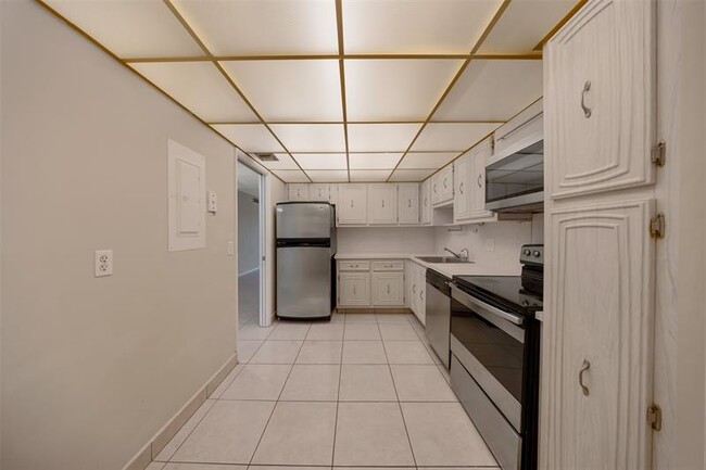 Building Photo - 2601 S Palm Aire Dr Unit 212