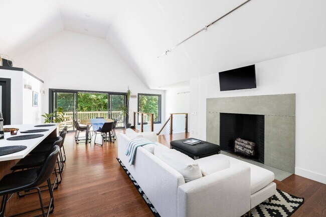 Photo - 89 Accabonac Rd