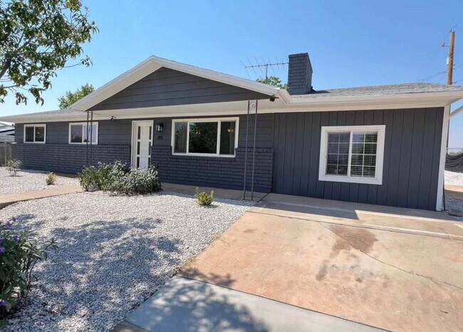 "Private Room with a shared bathroom (1 other room) locate in the Heart of Washington, UT!"