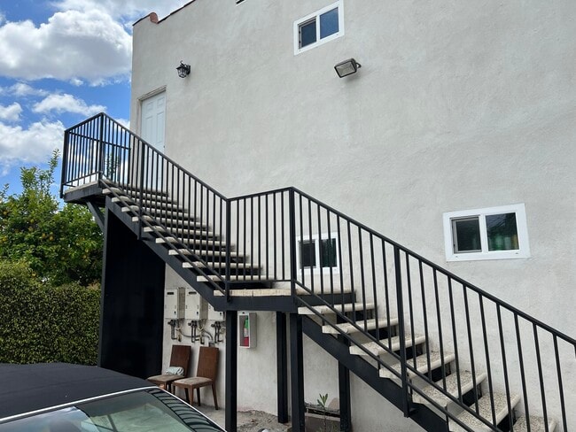 Photo - 318 S Chevy Chase Dr Apartamentos Unidad upstairs