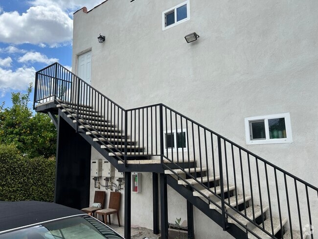 Building Photo - 318 S Chevy Chase Dr Unit upstairs Rental
