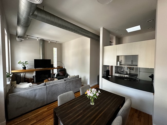 Building Photo - 1906 N Hermitage Ave Unit 1 R Rental