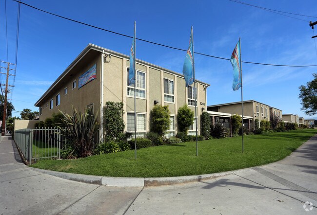 Wilshire Apartments - Wilshire Apartments
