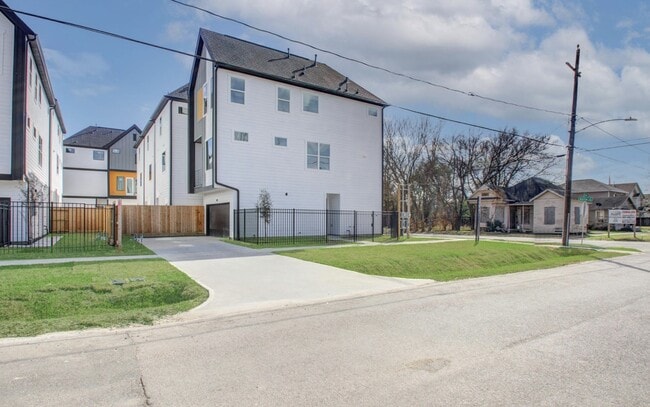 Photo - 2803 Anita St