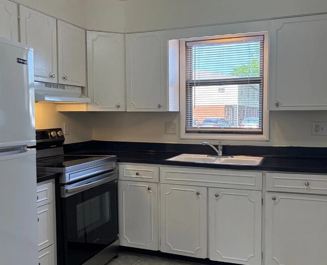 Building Photo - Spacious 3 Bedroom 2 Bath Townhome with Garage Available Now – Great Location!