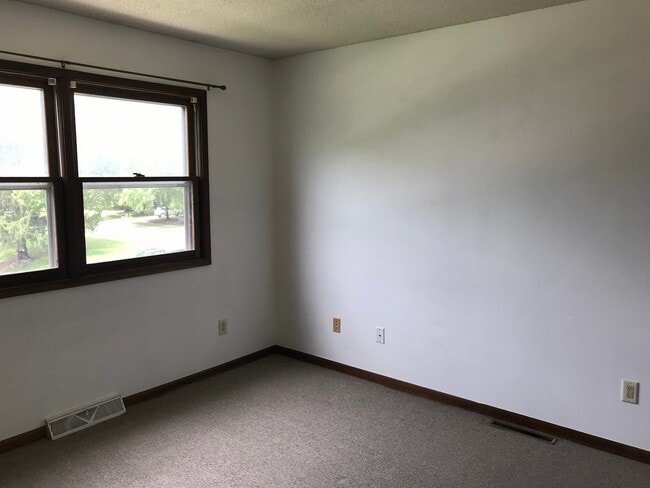 Photo - 2 Bedroom/1.5 Bathroom in Iowa City near Kinnick! Available Now!