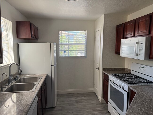 Photo - Beautiful 2-Bedroom Condo with Fireplace & Community Pool Near Cheyenne Freeway Unidad 203