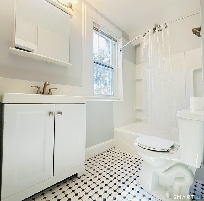 Photo - 133 Quaker Ln S Unit 2