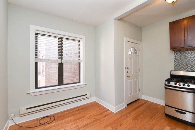 3727 N Pine Grove Ave Unit E4