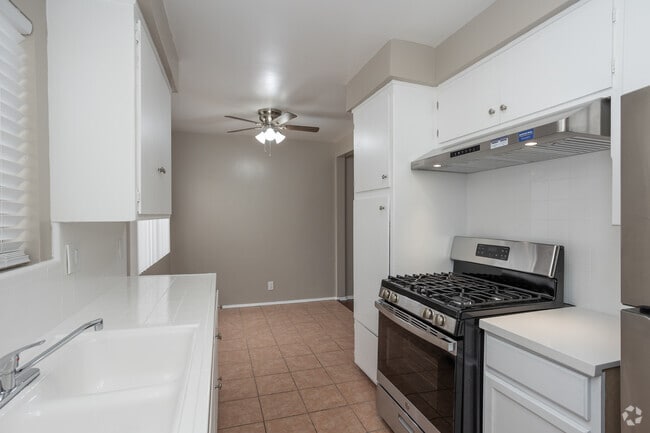 2BR, 1BA - 803SF - Kitchen/Dining Room