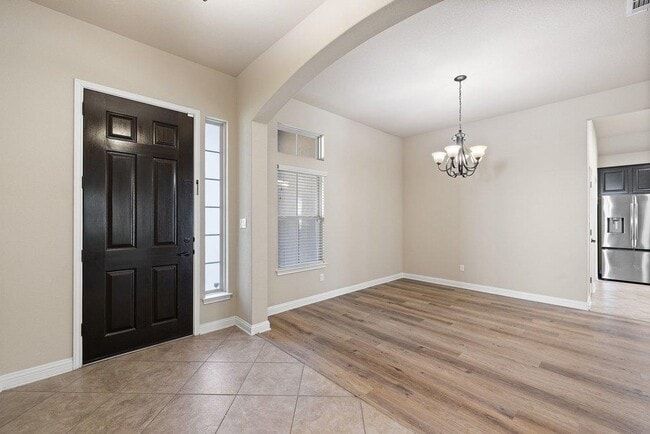 Photo - 4712 Pyrenees Pass