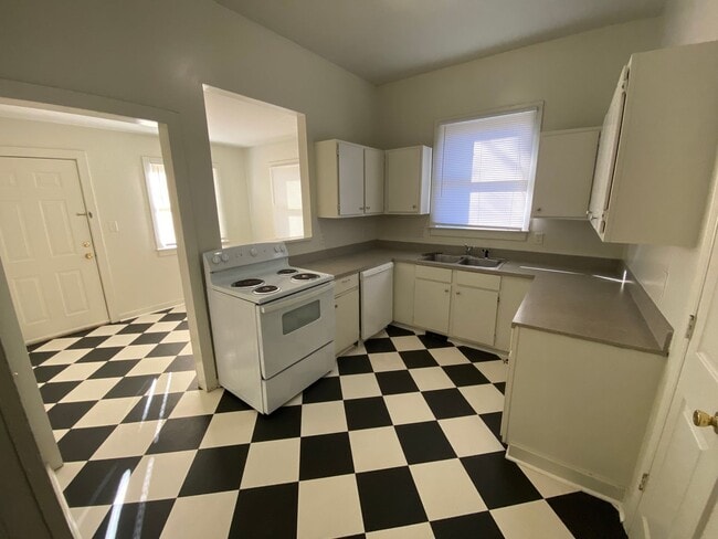 Photo - Spacious Duplex Unit Near Duke and Downtown / All Appliances and Fenced Backyard Unidad B