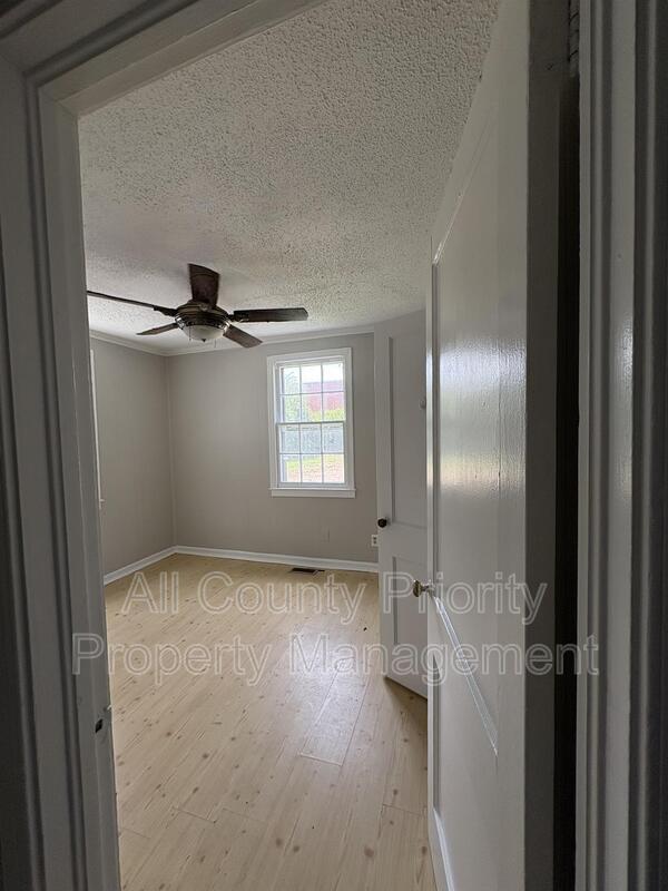 Photo - 1004 Industrial Ave NE