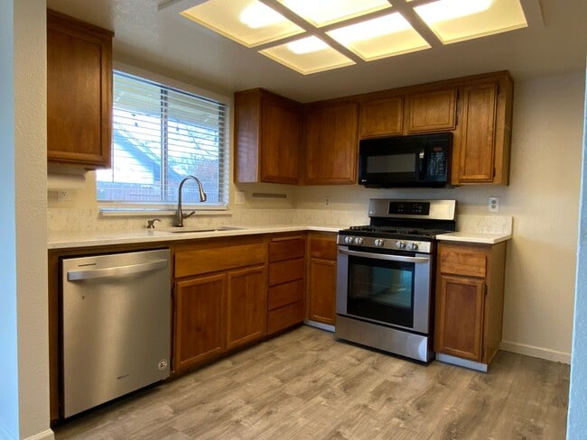 Photo - 6 MONTH LEASE - 3 Bedroom / 2 Bath Great C...