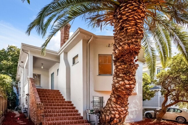 Building Photo - Rockridge Elmwood Home!