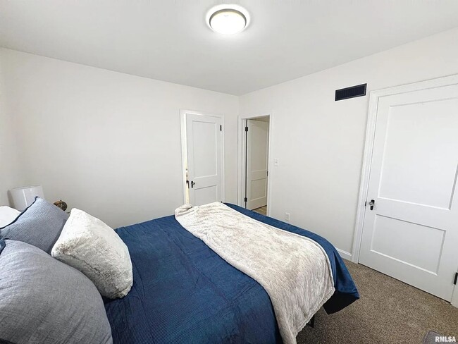 Photo - 3 bedroom Rental in Rock Island