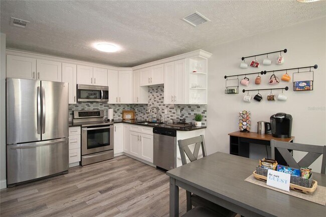 Photo - 1635 Gladys St