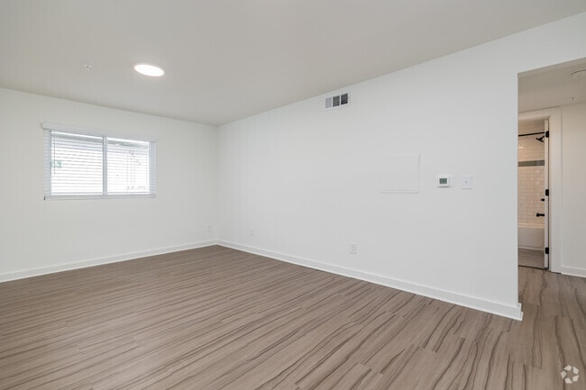 2BR, 1BA - 915SF - Living Room