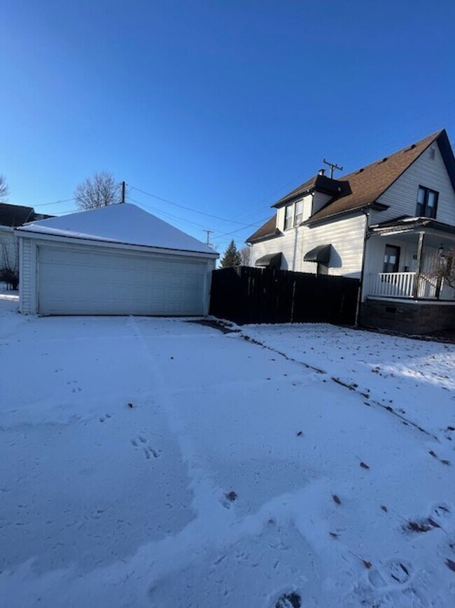 Photo - 3 bedroom, 2.5 bath - Modern Home in Wyandotte!