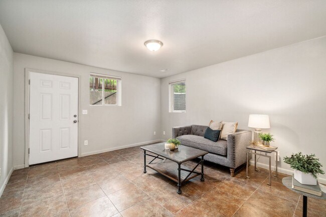 Photo - 810 W Laurel St Unit 2