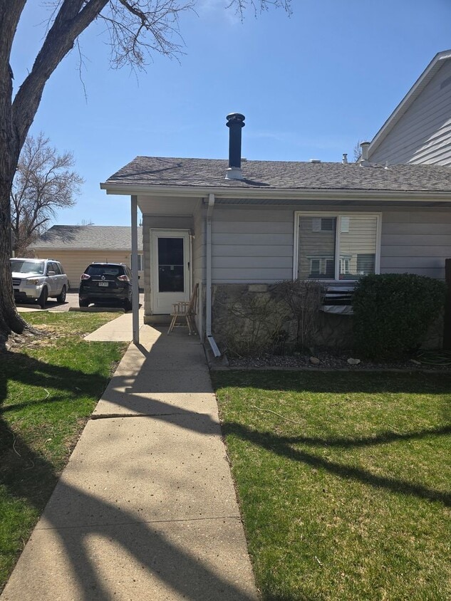 Cute end unit townhome 3-bedroom 2 baths i... - Cute end unit townhome 3-bedroom 2 baths i...
