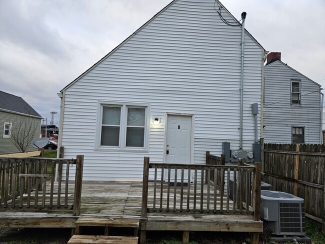 Building Photo - 109 E Eichel Ave Unit B