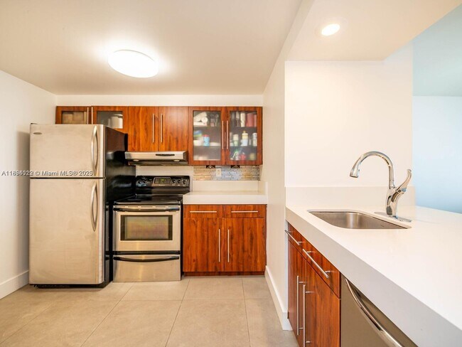 Photo - 555 NE 15th St Unidad 26E
