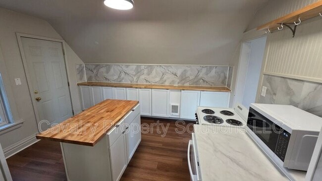 Photo - 617 E 8th St Unit 2
