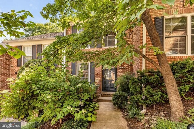 Building Photo - 2536 S Walter Reed Dr