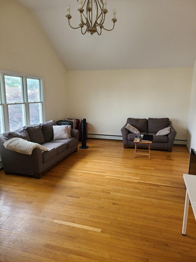 Building Photo - 372 Litchfield Ave Unit Apartment share