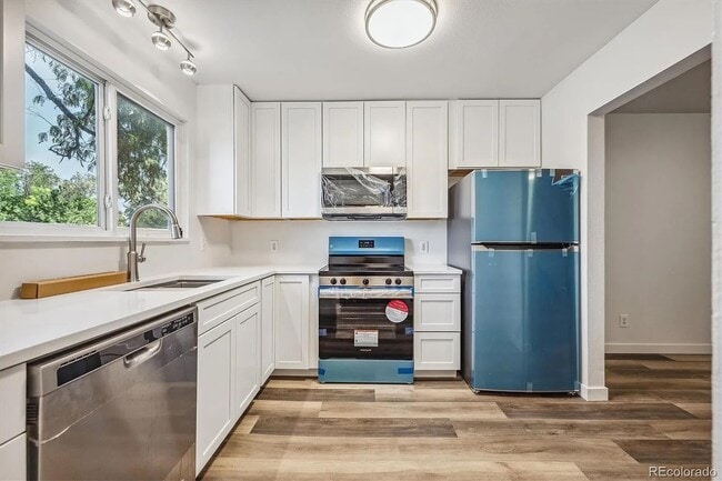 Photo - Updated spacious townhouse in prime location!