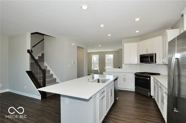 Photo - 916 Yorkshire Ln