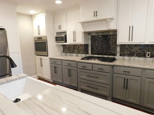 Building Photo - 412 W 19th St Rental