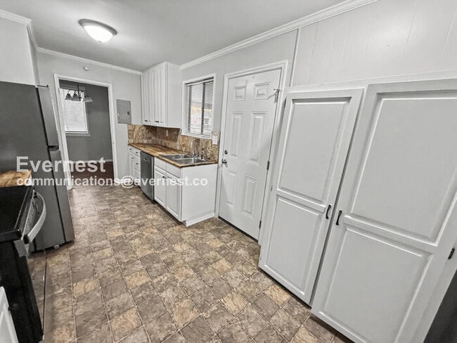 Photo - 3056 Highland Dr