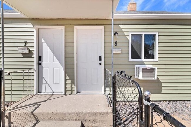 Building Photo - Bright Downtown Studio Apartment