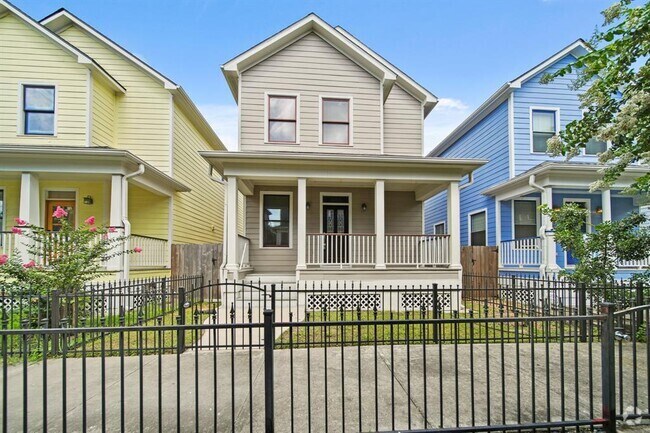 Building Photo - 1053 W 16th St Rental