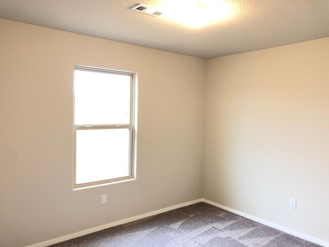 Photo - 3 bedroom 2 bath, 2c garage.  very nice ho...
